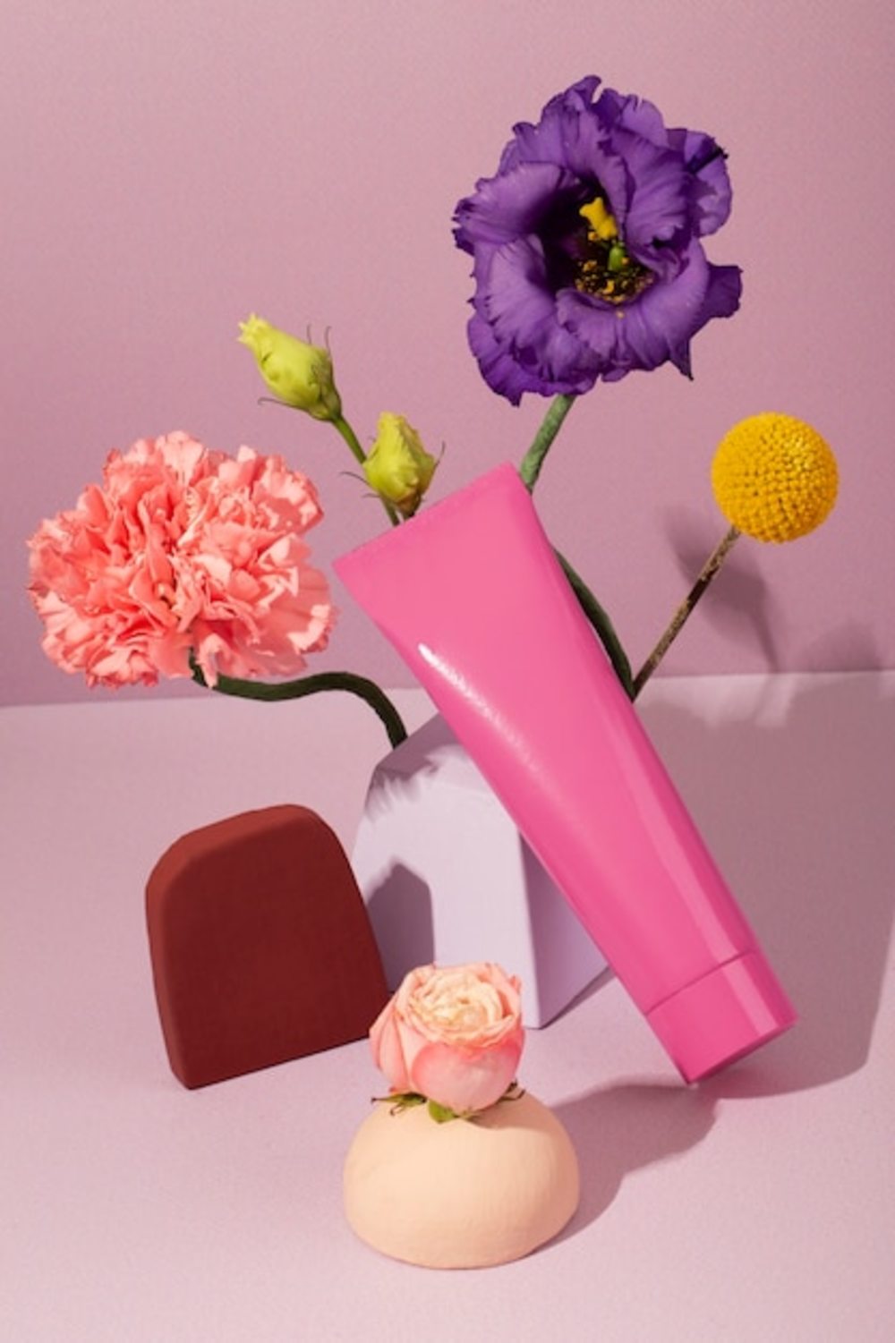 高角度化妆品容器和鲜花